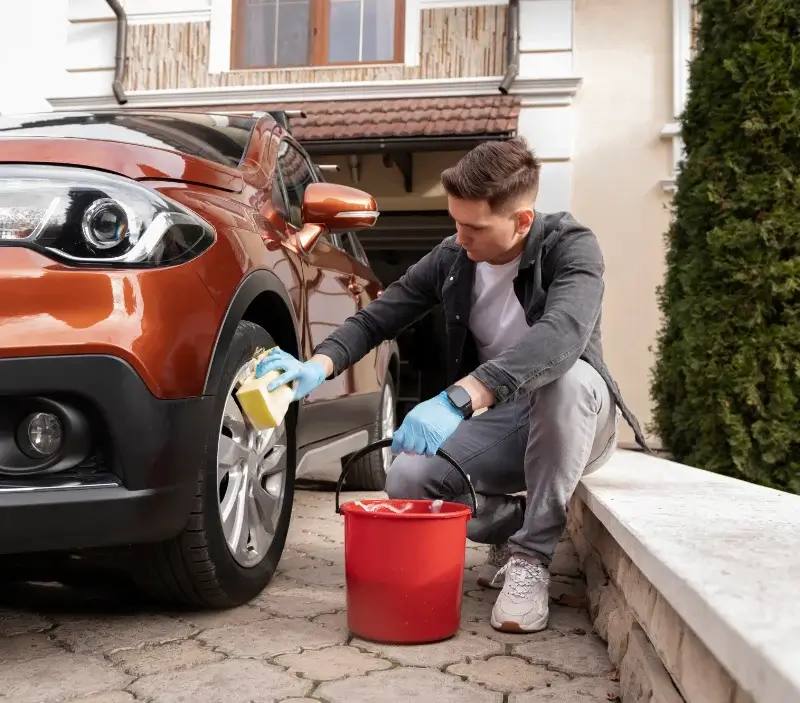 Lavage auto à domicile Montséret : professionnel intervenant sur un véhicule